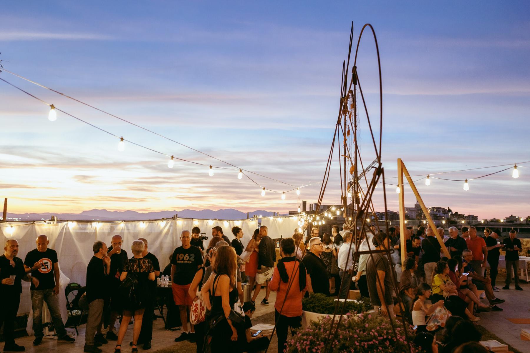 Il pubblico di Signal al tramonto sulla costa di Cagliari